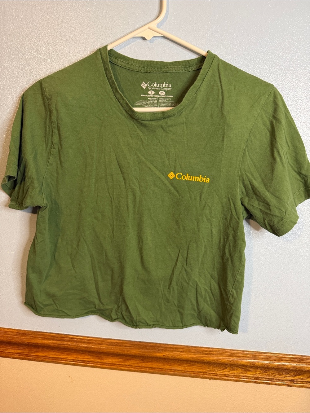 Columbia Bigfoot Hide & Seek Champion Cropped Graphic Tee Olive Green Small